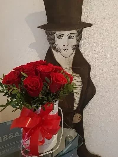 Red roses in a Hat Box