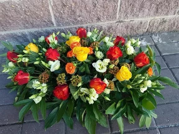 Composition of roses and eustoma