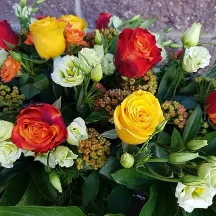 Composition of roses and eustoma