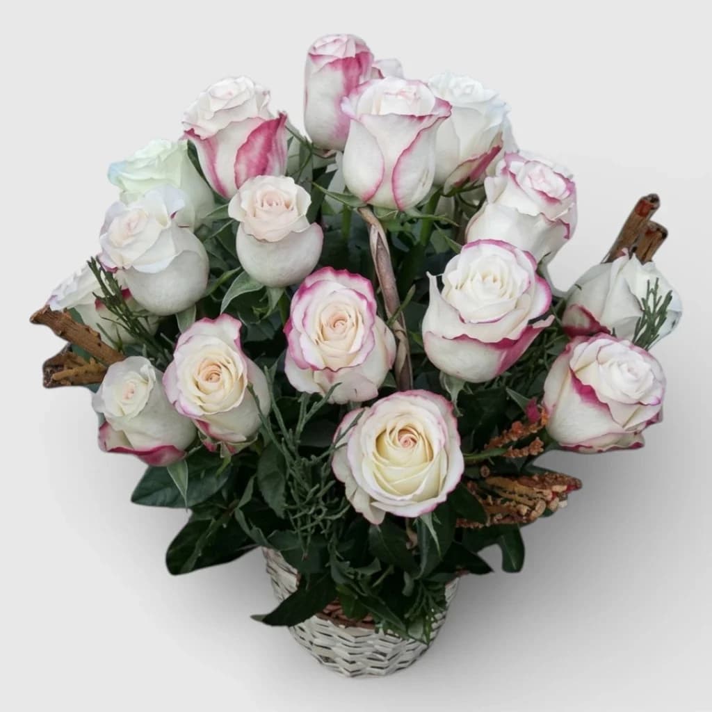 Flower arrangement in a Basket «25 White Roses»