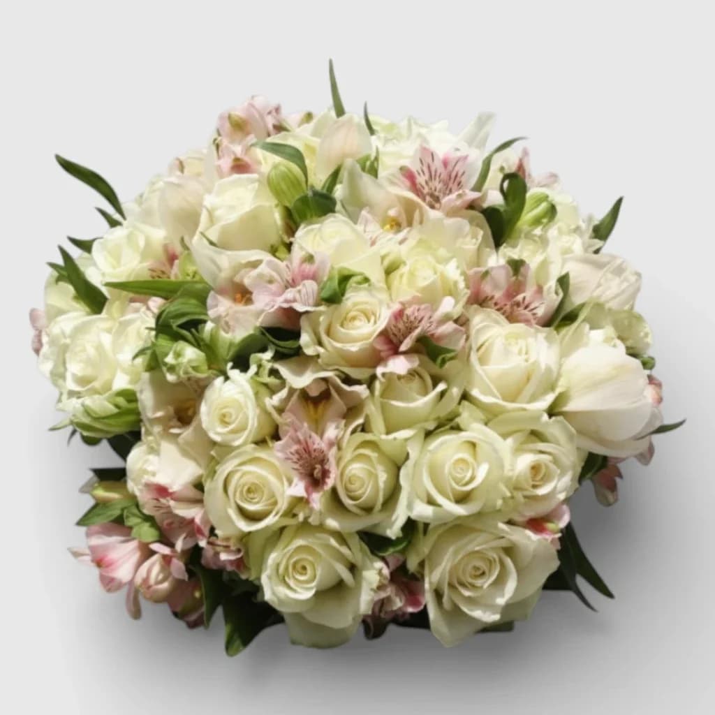 Round bouquet of white roses "My gentle"