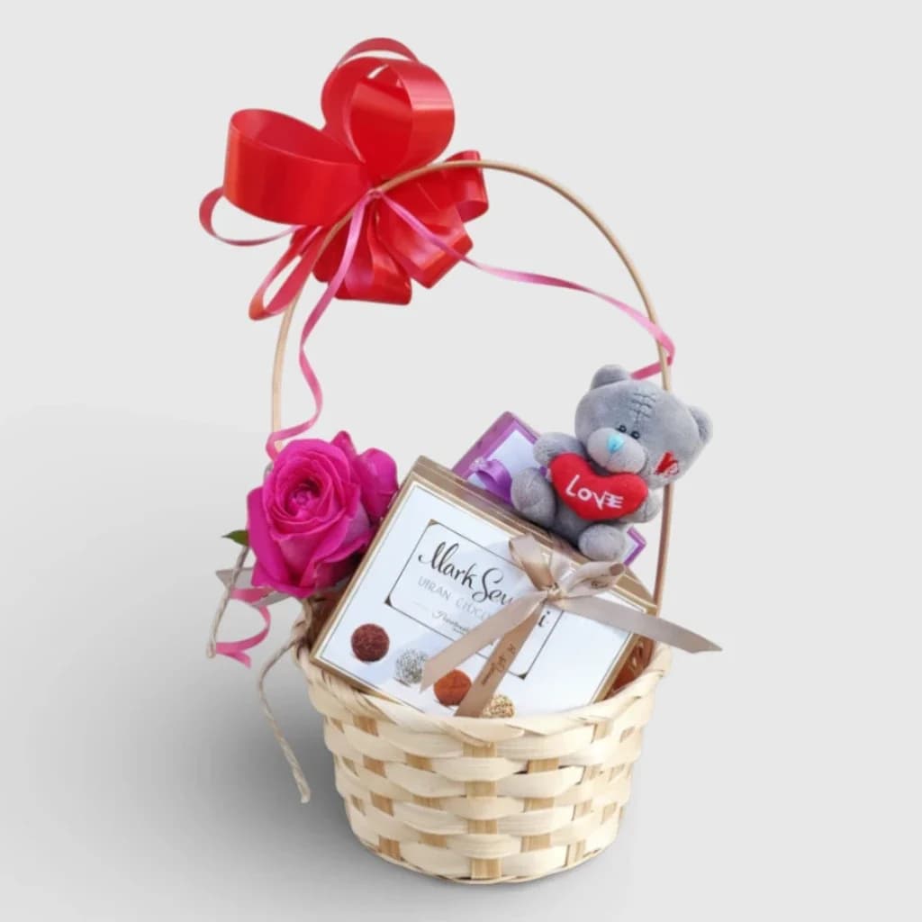 Sweet basket with a rose and a bear